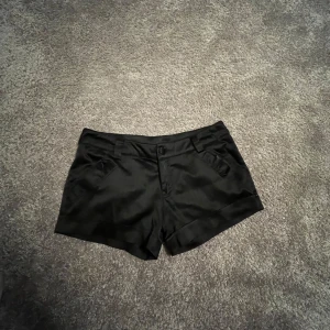 Svarta shorts från Surfers Paradise - Snygga svarta shorts från Surfers Paradise med knappdetaljer bak och fram💗