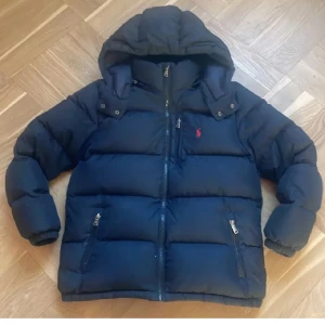 Ralph Lauren jacka - Säljer denna mörkblåa jackan ifrån Ralph Lauren i storlek M för endast 2499kr🤩 Den är I fint skick förutom några små hål som är sydda så att dem nästan inte syns. Jackan var köpt I Danmark därför så står priser i DKK (Danska kr). Priset går att diskuteras. Om du har några frågor alls är det bara att skriva☺️