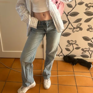 Low waist straight jeans - Säljer ett par klassiska blå jeans från Gina. De har en normal passform, låg midja och är tillverkade i denim. Perfekta för en avslappnad stil.
