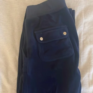 Mörkblå juicy couture byxor  - Snygga mörkblå juicy couture byxor. Byxorna har en mjuk och bekväm känsla. Snörena är borta. Kontakta för intresse, bilder mm 🩷