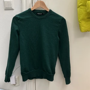 J Lindeberg stickad pullover  - Stickad j Lindeberg pullover i mörkgrön merinoull. Storlek S, nypris 900kr. Knappt använd, säljs då den är för liten på mig. Skick 10/10. Pris inte hugget i sten! Hör av er om ni har frågor😊⭐️
