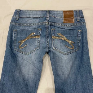 Lågmidjade bootcut jeans med paljetter🤩 - Midja 36x2 cm, gren 15 cm o innerben 80 cm💕tar INTE bild med dem på då de är för små för mig 