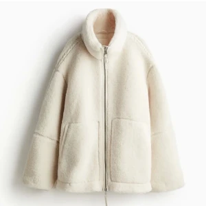 Vit teddyjacka HM - Mysig vit teddyjacka med dragkedja framtill och stora fickor. Köptes förra vintern. 