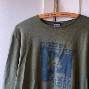 Cool y2k långärmad - Skön långärmad med tryck som liknar Brandy Melville. Från ground control. Ingen strl lapp men uppskattar den som en M. Inga anmärkningar!