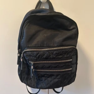 Svart ryggsäck  - Ryggsäck som har använts flitigt men som fortfarande är i bra skick! Inga hål i fodret eller fläckar invändigt. Sänker gärna pris vid snabb affär så buda gärna ☺️