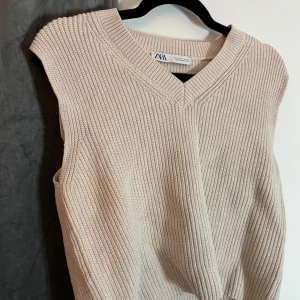 Väst från Zara  - !LÄS BIO INNAN KÖP! Säljer denna stilrena väst från Zara då den inte kommer till användning längre. Om frågor eller fler bilder önskas är det bara att höra av sig!