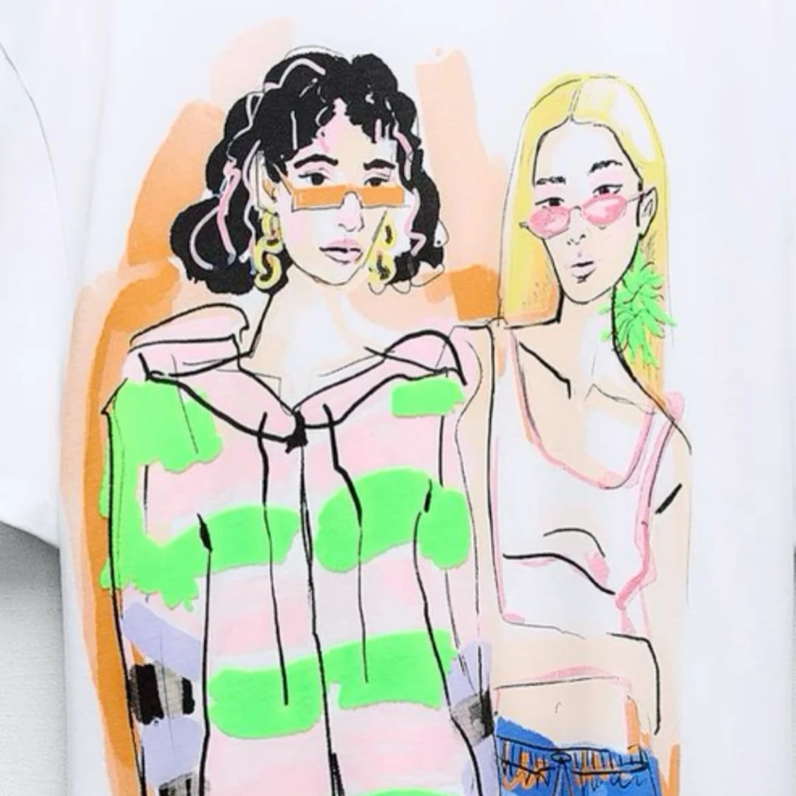 Vit t-shirt med färgglatt tryck