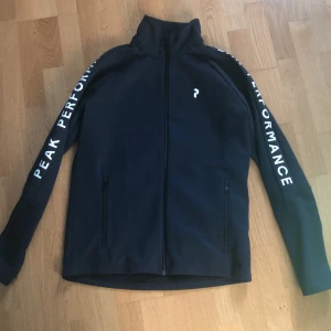 Peak performance tröja  - Peak Performance Rider Zip Jacket, en mjuk och stretchig tröja med bra passform. Tröjan är tillverkad i skön fleece med slät utsida och borstad insida m skön värmande känsla mot kroppen. Nypris 1500:-, använd ett fåtal gånger. Mkt fint skick!