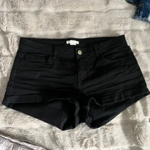 Svarta jeans shorts ifrån H&M - Bra skick, finns ej bilder på hur de ser ut på då de ej passar. Strl S, 22cm från byxkant till skrevet, 34cm midjemått rakt över.