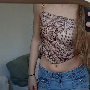 Croppad knyttopp med kedjor - Jättefin knyttopp från new yorker med gulliga kedjeband💕 Inga kända defekter eller fläckar🙂