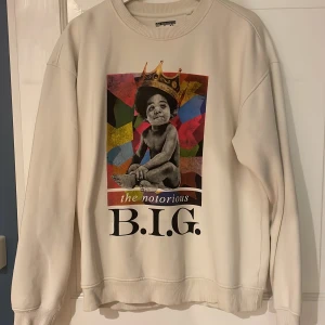 Vit sweatshirt med biggie tryck - Vit sweatshirt med biggietryck i storlek M. Bra skick. Tveka inte på att skriva