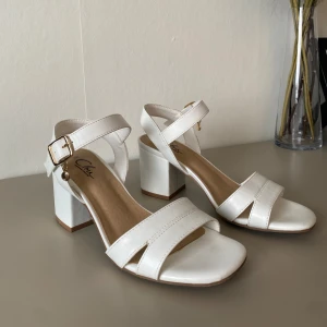 Vita klackskor  - Säljer dessa snygga vita klackar som är perfekt till stundenten! 🥰Använda i ca 3 timmar så dessa är i gott skick, bekväma och superfina 💕Fler bilder finns självklart att få 🫶🏼Nypris 400:-