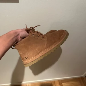 Uggs - Bra skick. Mockan är impregnerad. tveka inte att ställa frågor. pris är ej hugget i sten! 