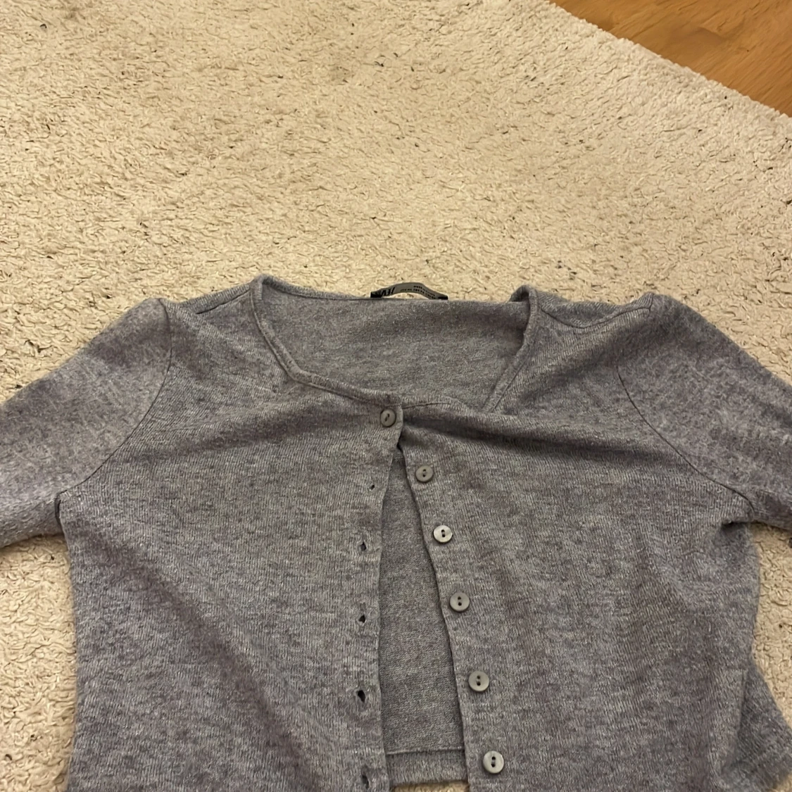 Grå kofta med knappar - 1