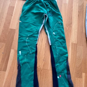 Gallery Dept sweatpants  - Säljer ett par gröna mjukisbyxor från Gallery Dept. De är storlek S men jag skulle säga att de sitter som xs, säljer de för att de är väldigt små för mig och jag är 178 o väger runt 65kg. 