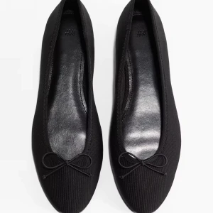 Svarta ballerinaskor med rosett - Säljer dessa eftersom jag köpte likadana i en mindre storlek. Jag har bara använd dom en gång och dom va tyvärr för stora för mig. I princip helt nya och skit snygga! 