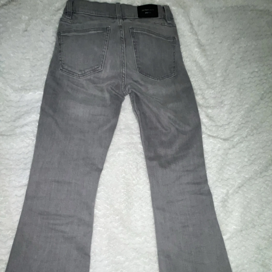 Grå jeans från Gina Tricot - 1