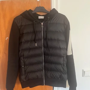 Moncler cardigan - Säljer min moncler cardigan då jag inte använder den mer. Köpt på ROOM 1006 för 8 300 (kom pv för kvitto). Cardiganen är strlk 4 vilket motsvarar M/L. Hör av er vid frågor använd få antal gånger då jag haft den som ett litet finare plagg🤝