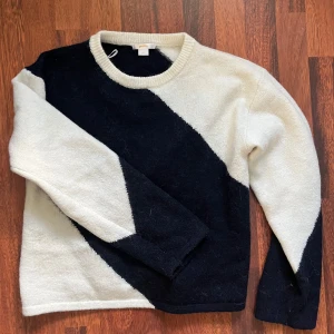 Svart och vit tröja från Gina Tricot - Snygg svart och vit tröja från Gina Tricot med ett diagonalt mönster. Tröjan har långa ärmar och en rund halsringning. Perfekt för en stilren look. Den är använd runt 4ggr men fortfarande som i nyskick. Säljer för att den är för liten.