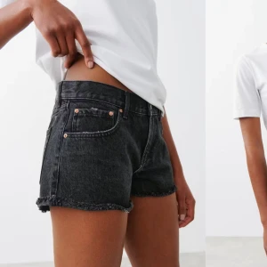 Lågmidjade Svarta jeansshorts - Snygga svarta jeansshorts från Gina med fransiga kanter. Perfekta för en avslappnad sommarlook. De har en klassisk femficksdesign och knappgylf. Lågmidjade. Storlek 34 men skulle säga 36.