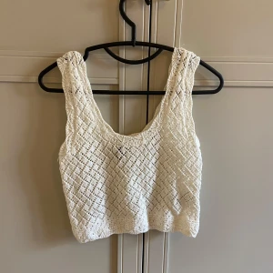 Vitt ”virkat/spets” linne - Jättegulligt linne som är typ virkat/spetsliknande. Superfint till sommaren! Inte använd många gånger och den har inga fel eller så💕