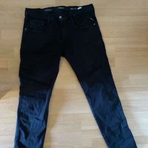 Replay jeans - Säljer dessa snygga svarta replay jeans. Modellen är Slim fit. Storleken är 33 men passar även 32. Skick 10/10, bara använt ett fåtal gången + inga defekter alls. Priset är hugget i sten då det är så lågt pris. Hör av dig vid andra funderingar!