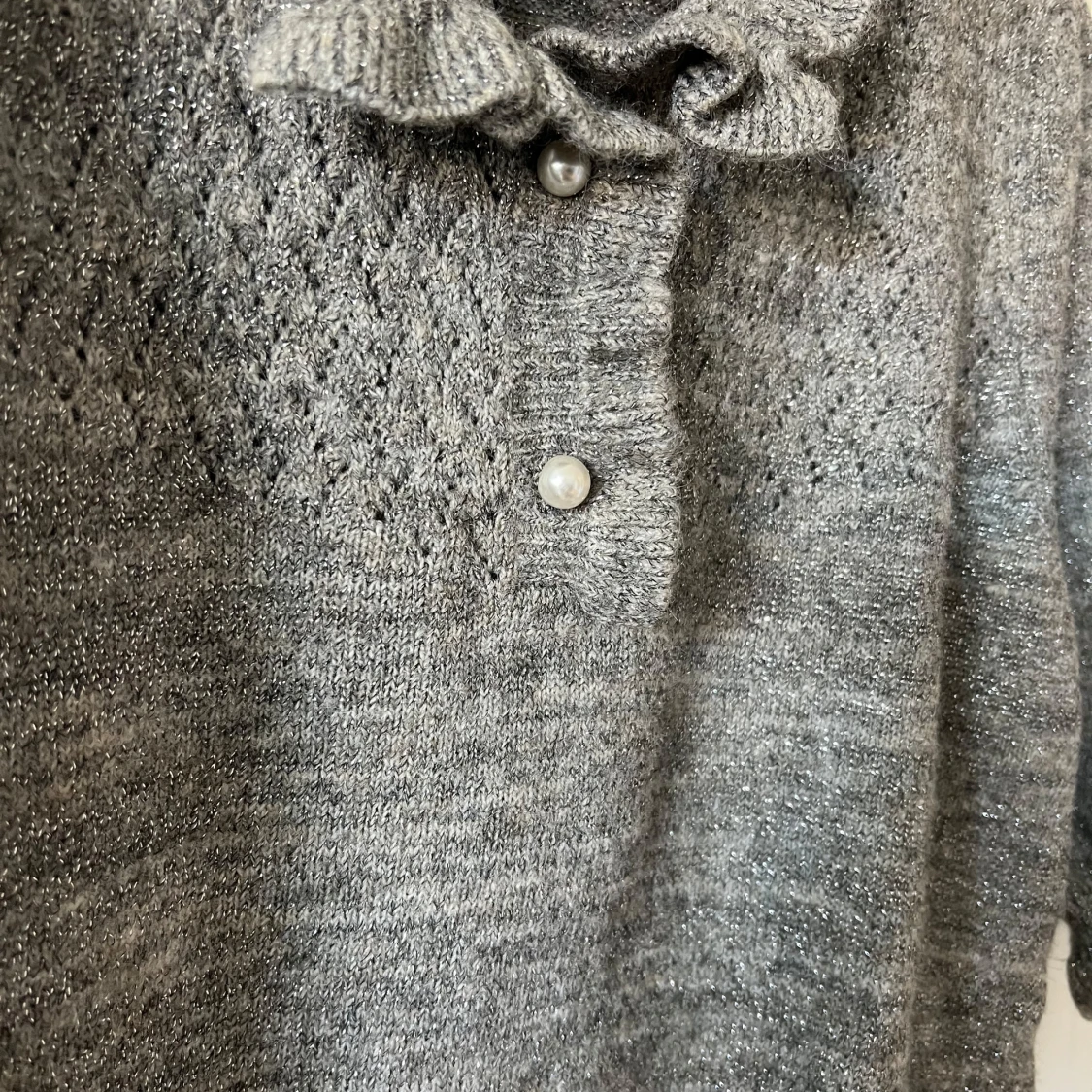 Grå glittrig tröja från Holly & Whyte - 1