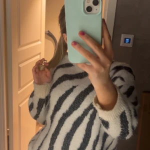 Zebramönstrad stickad tröja - säljer min zebramönstrade stickad tröja! kommer ej till användning längre. den har ett hål vid ena ärmen men inget som syns vid användning💞💞