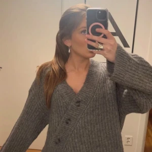 & other stories kofta - & other stories kofta nyskick slutsåld, eftertraktad! storlek S! 💕💕vill sälja snabbt!!