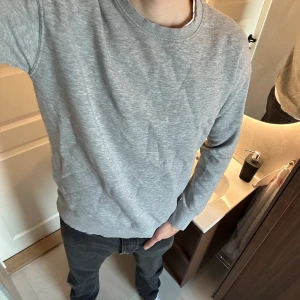 Sweatshirt från Jack & Jones - En sweatshirt från Jack & Jones, tillverkad av 70% bomull och 30% polyester. Har använts en del gånger men är fortfarande i väldigt bra skick. Ordinare pris: 399 kr
