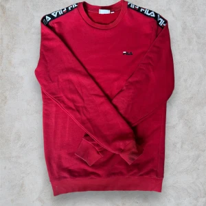 Röd Fila Tröja - Röd FILA Tröja, Storlek XS, Nyskick. Köp den nu via köp nu funktionen innan någon annan hinner före💸  Postar alltid inom 24h📦  Tveka inte att höra av dig om du har frågor🧐  Lägg ett prisförslag om du tycker det är för dyrt💸  Kolla min profil för andra fina kläder🛍️