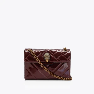 Vinröd quiltad axelväska från Kurt Geiger - Snygg vinröd axelväska från Kurt Geiger med quiltat mönster och guldfärgad kedja. Nyskick och perfekt inför våren!❣️