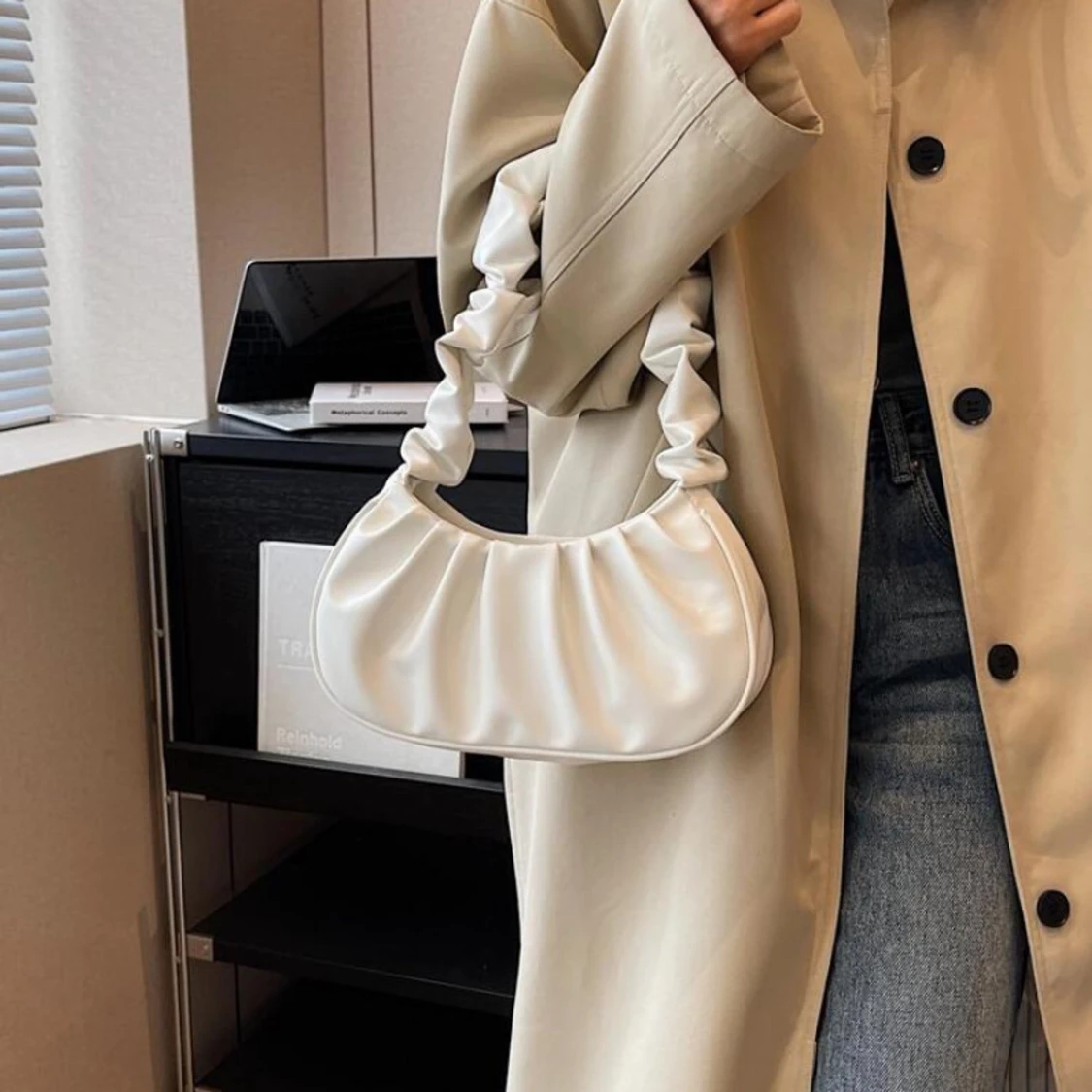 Vit axelväska med rynkad detalj - 1