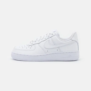Vita Nike Air Force 1 sneakers - Klassiska vita Nike Air Force sneakers med snörning och rund tå. Perfekta för en stilren look och bekväma att bära hela dagen. En tidlös modell som passar till det mesta💕lite slitna inuti men inget man tänker på 