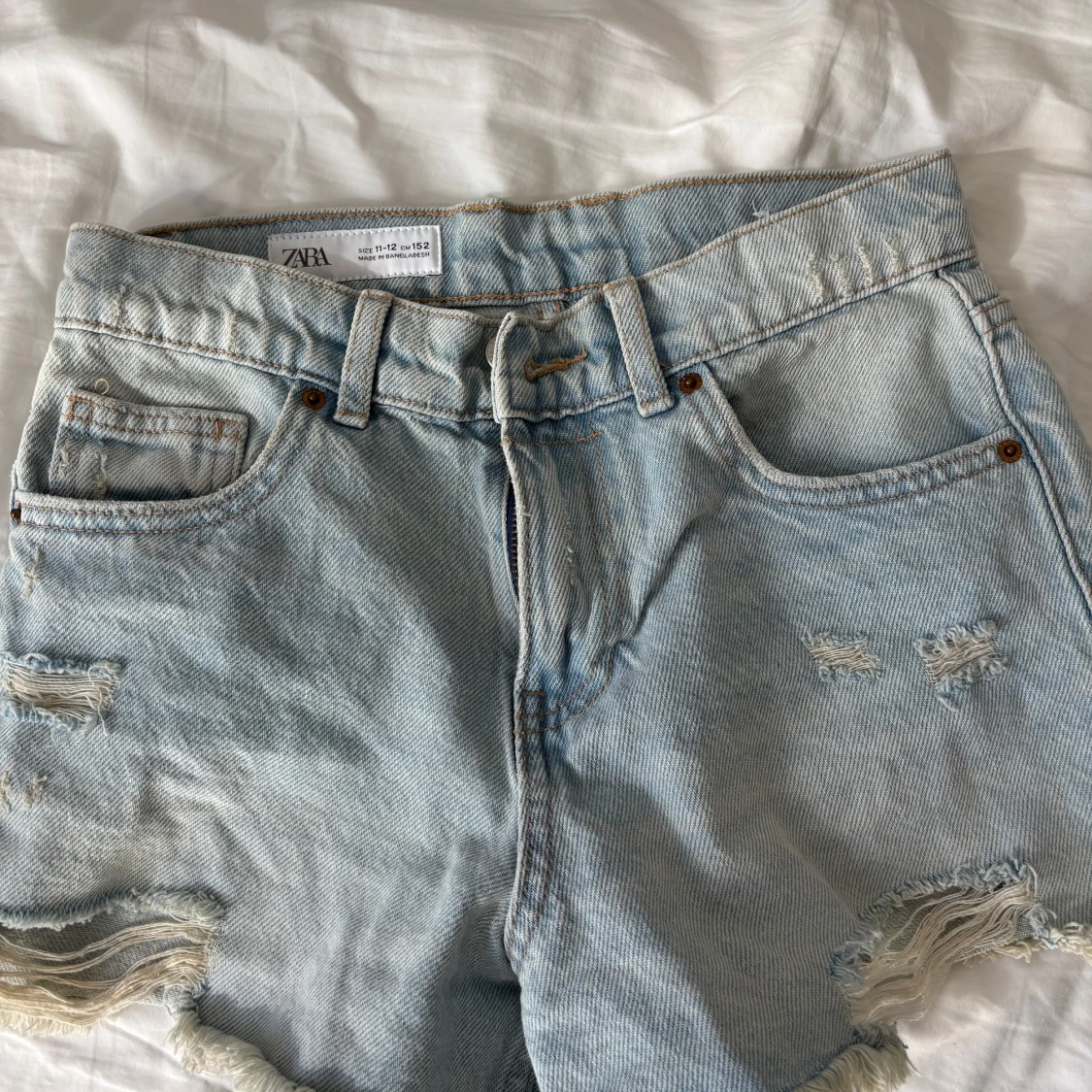 Ljusa jeansshorts från Zara