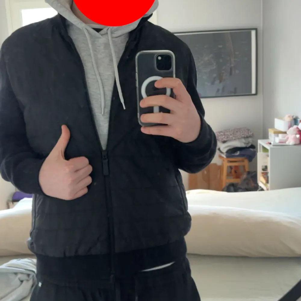 Hej, säljer min svarta cardigan från J.lindberg. Storlek L men passar även bra som M. Nypris 3200, skickar me kvitto om man vill ha de🍾💯. Takit.