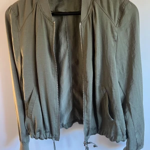 Grön bombarjacka💞 - Grön bombarjacka i storlek S. Perfekt som vår/ sommar jacka💞Är från H&M och är i bra skick!