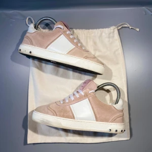 Valentino skor - Hej! Säljer nu mina skor från märket Valentino, storlek 35,5, bra skick. Givetvis äkta, Tveka inte på att höra av dig om du har frågor eller funderingar kring skorna!