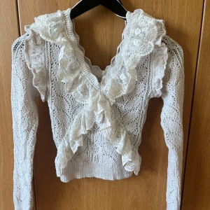 Vit stickad tröja med volangdetaljer - säljer min vita stickade tröja med volanger och spets, från zara men vet ej om den fortfarande säljs💕superfin men kommer inte till användning, bra skick! 