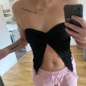 Svart tubtopp från Shein - Snygg svart tubtopp från Shein i storlek S. Toppen är croppad och har en twistdetalj framtill. Perfekt för en trendig look.