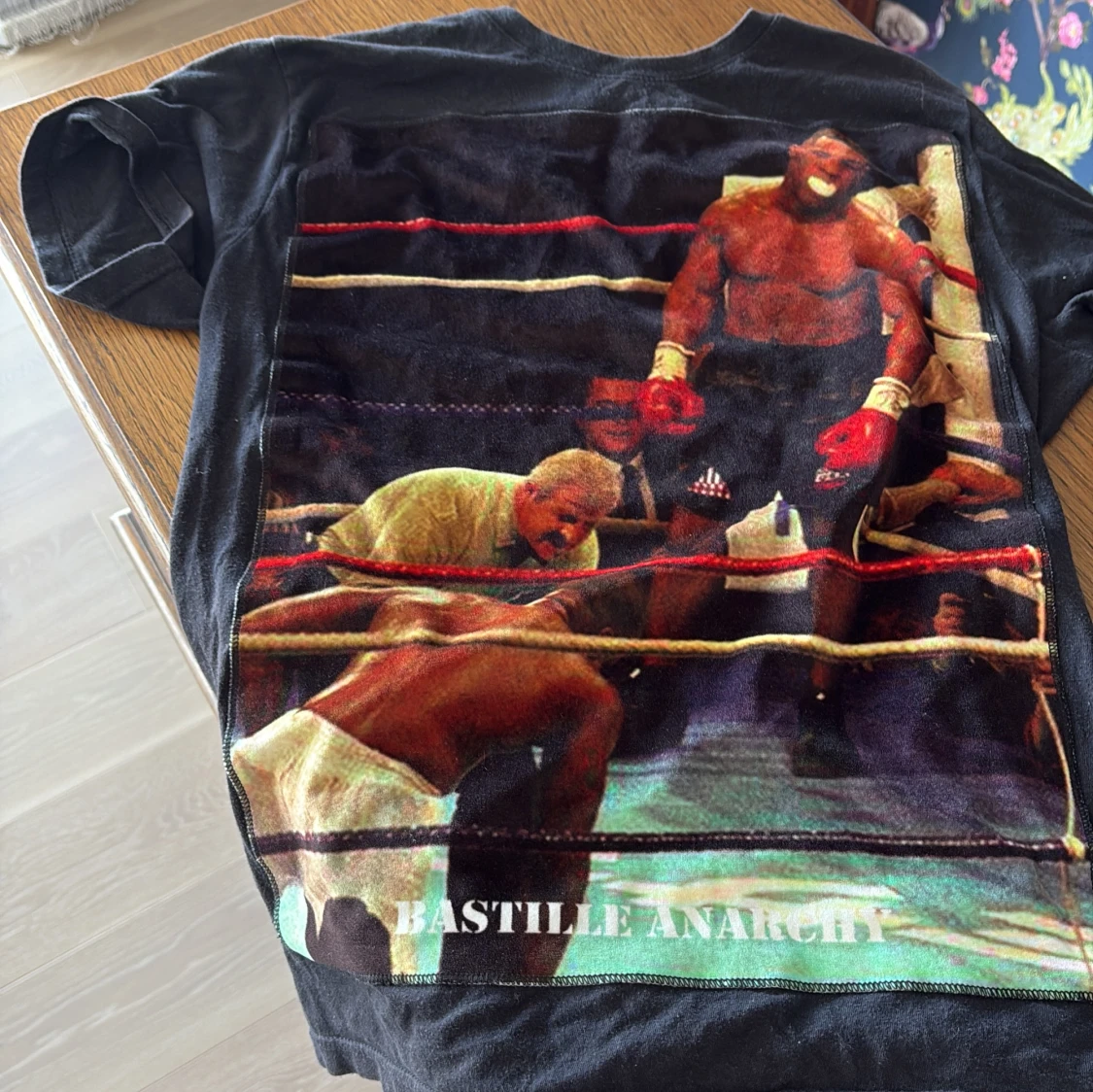 Svart t-shirt med boxningsmotiv från Bastille Rive Droite - 1