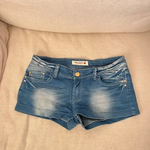 lågmidjade jeansshorts  - snygga blå jeansshorts med slitna detaljer, nästan aldrig använt❤️mått på bild och fråga gärna vid funderingar 