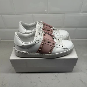 Valentino Open skor - Valentino Open skor i nyskick | Storlek 39 | Fråga om innermått vid osäkerhet | Box, dustbag, extra skosnören och kort ingår | Hör av dig vid frågor eller funderingar!