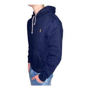 Ralph Lauren Hoodie - Tjena! Säljer nu denna snygga marinblå Ralph Lauren hoodie med en gul broderad logga. Tröjan är i mycket bra skick. Hör av dig om du har några frågor eller vill se fler bilder!