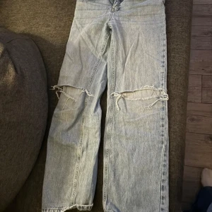 Ljusa jeans med slitningar - Säljer ett par ljusa jeans med coola slitningar på knäna. De har en klassisk femficksdesign och knappgylf. Stolek 158. De är nästan helt nya, skriv om ni har några frågor!💗