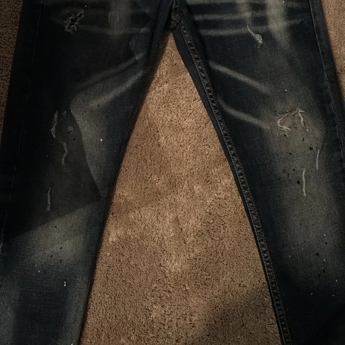 Mörkblå jeans med slitningar - 1