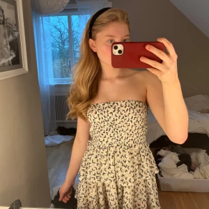 Kort klänning - Gullig kort klänning till sommar!⭐️den är i stl XS, kort med ribbning upptill men super fin! Kan användas som en lite längre kjol!Skriv om ni vill ha mått och tveka inte på o fråga 💕