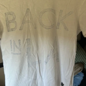 Vit t-shirt från Replay - Säljer en vit t-shirt från Replay med texten 'BACK IN LA' tryckt på framsidan. Perfekt för en avslappnad stil. T-shirten är kortärmad och gjord i bomull för en skön känsla.