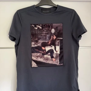 Svart t-shirt med tryck från limitato riocam edition - Snygg svart t-shirt från limitato och riocam i bra skick, ljuset i bilden gör att den ser lite urtvättad ut vilket den inte är mer bilder kan skickas om så önskas 