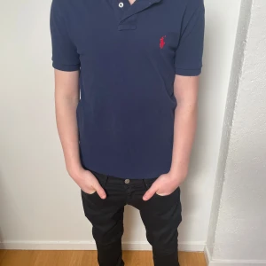 Ralph Lauren Piké - Tja säljer en riktigt schysst marinblå Ralph lauren piké. Skick, riktigt bra använd max 3 gånger. Storlek XS, nypris cirka 1000kr. Hör av er vid minsta lilla fråga eller fundering:) Modellen på bilden är cirka 165cm lång! 